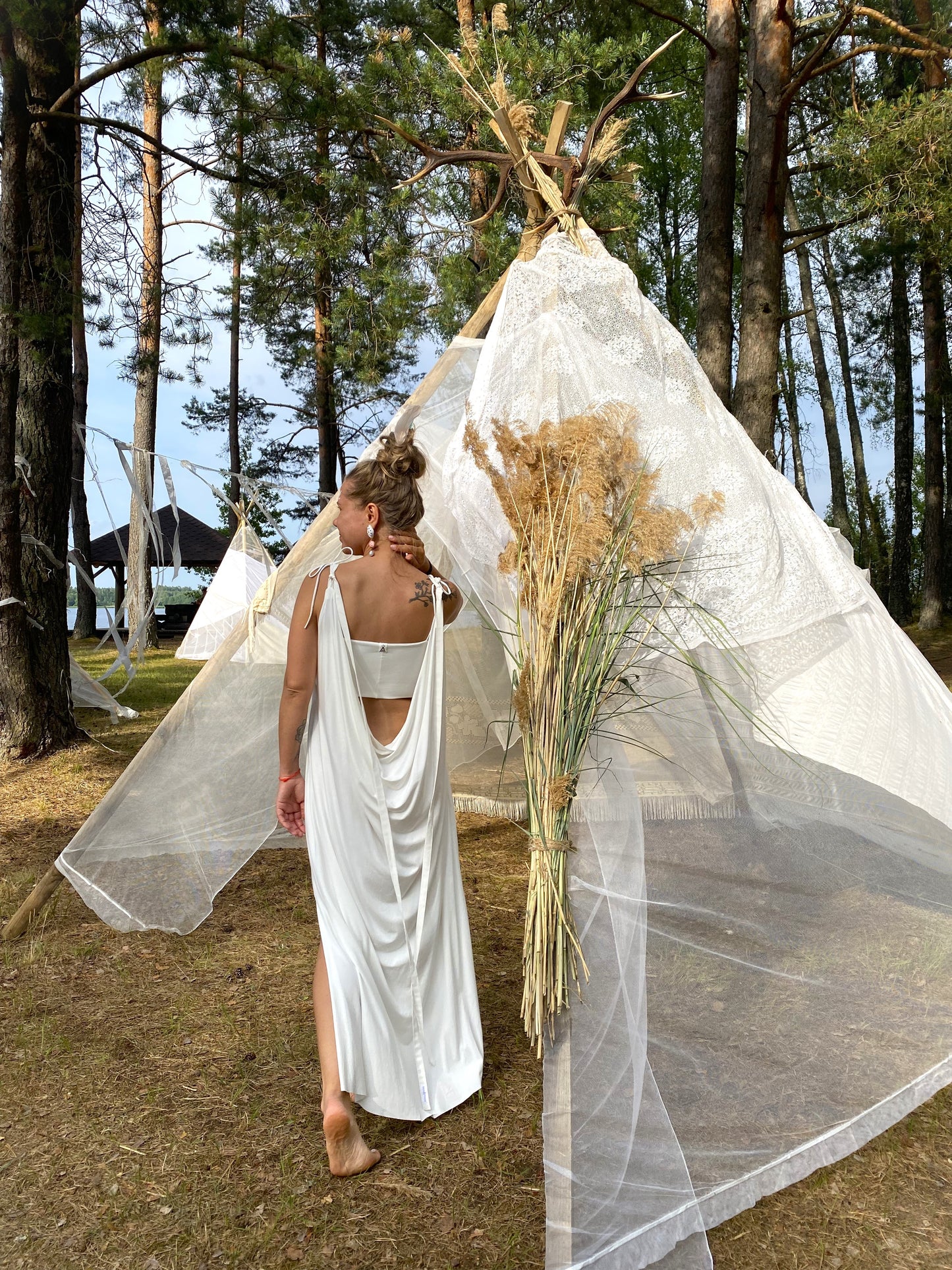 AURORA Dress with open back / Milky White / Black