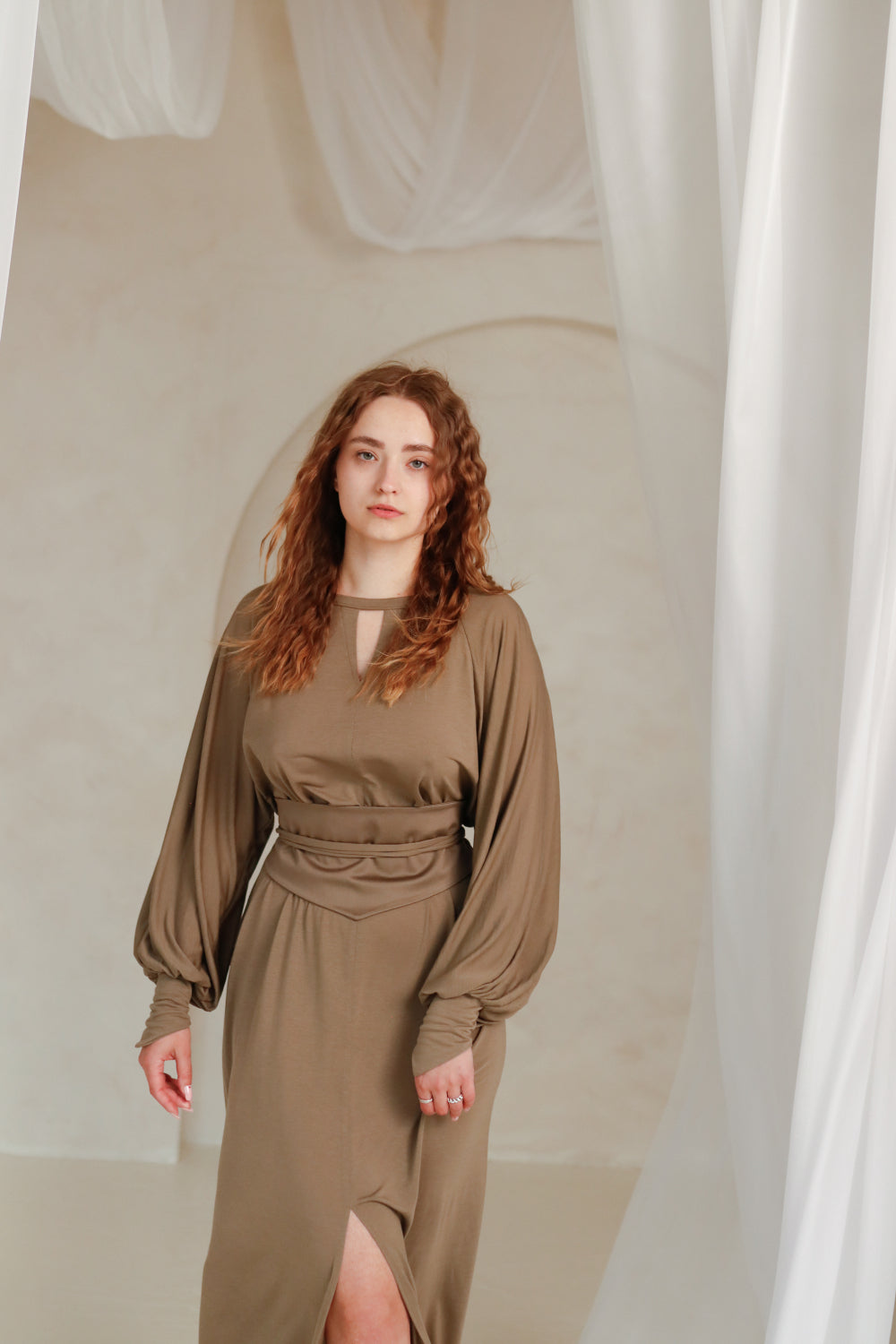 ARIA Royal Sleeves Dress / Smokey Quartz / Black